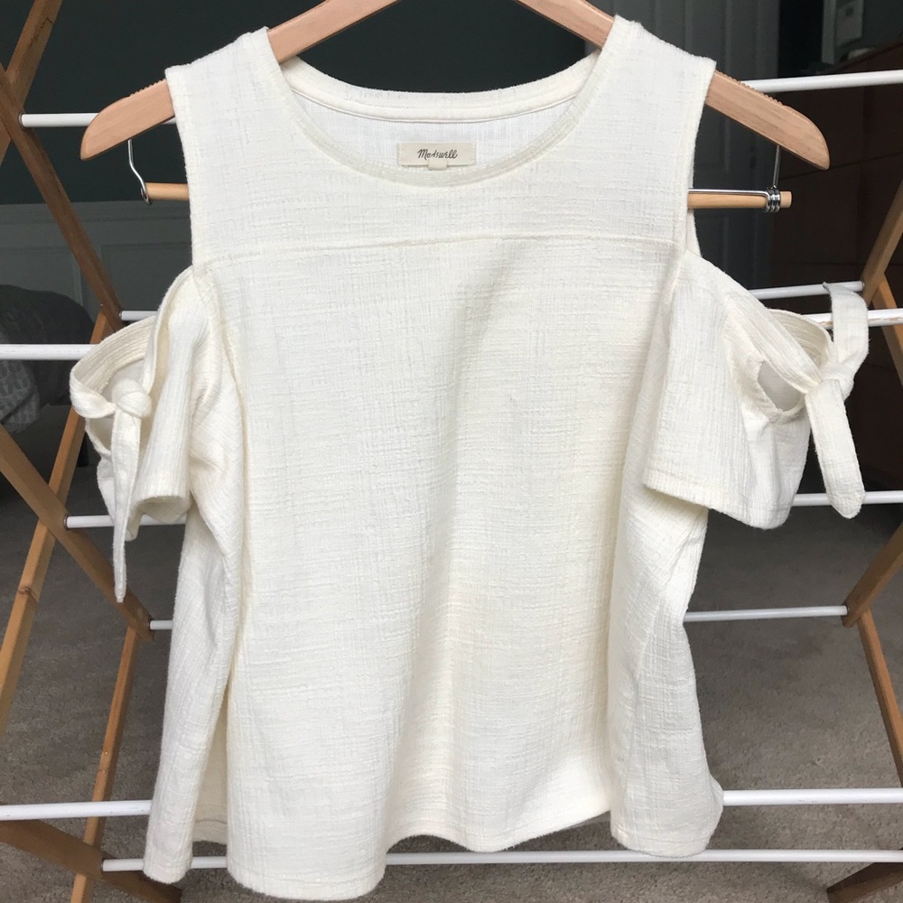 Cold shoulder textured crop top.